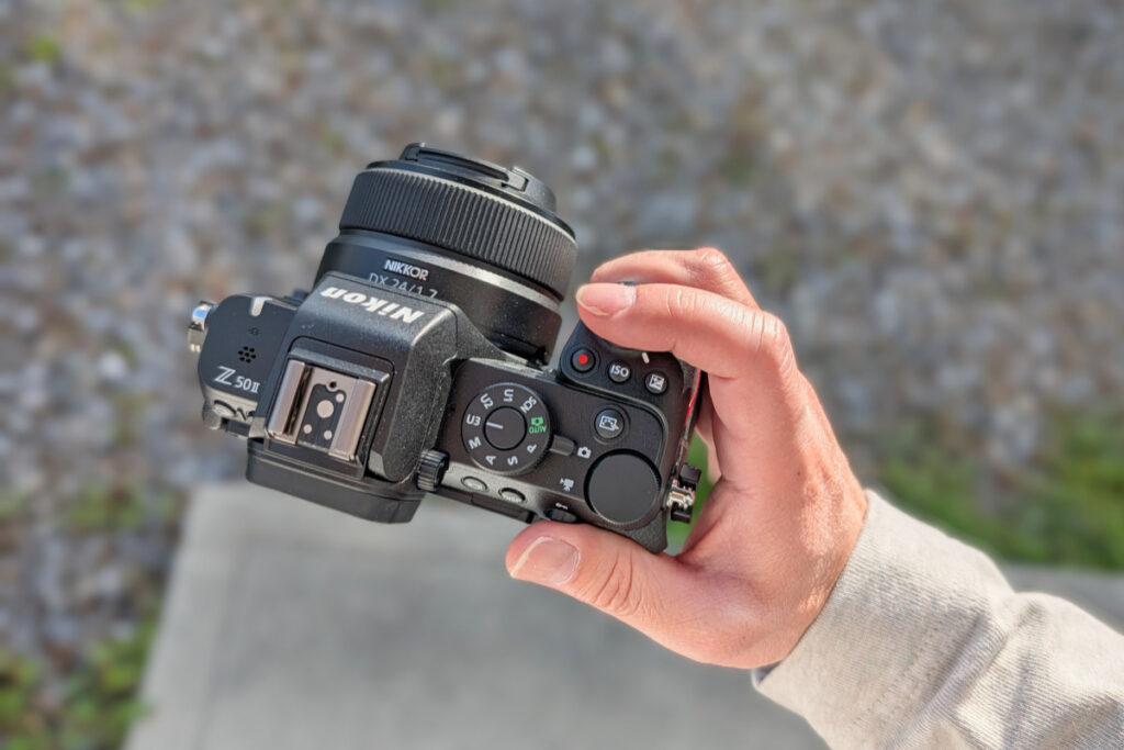 手に持ったZ50iiと24mm F1.7レンズ