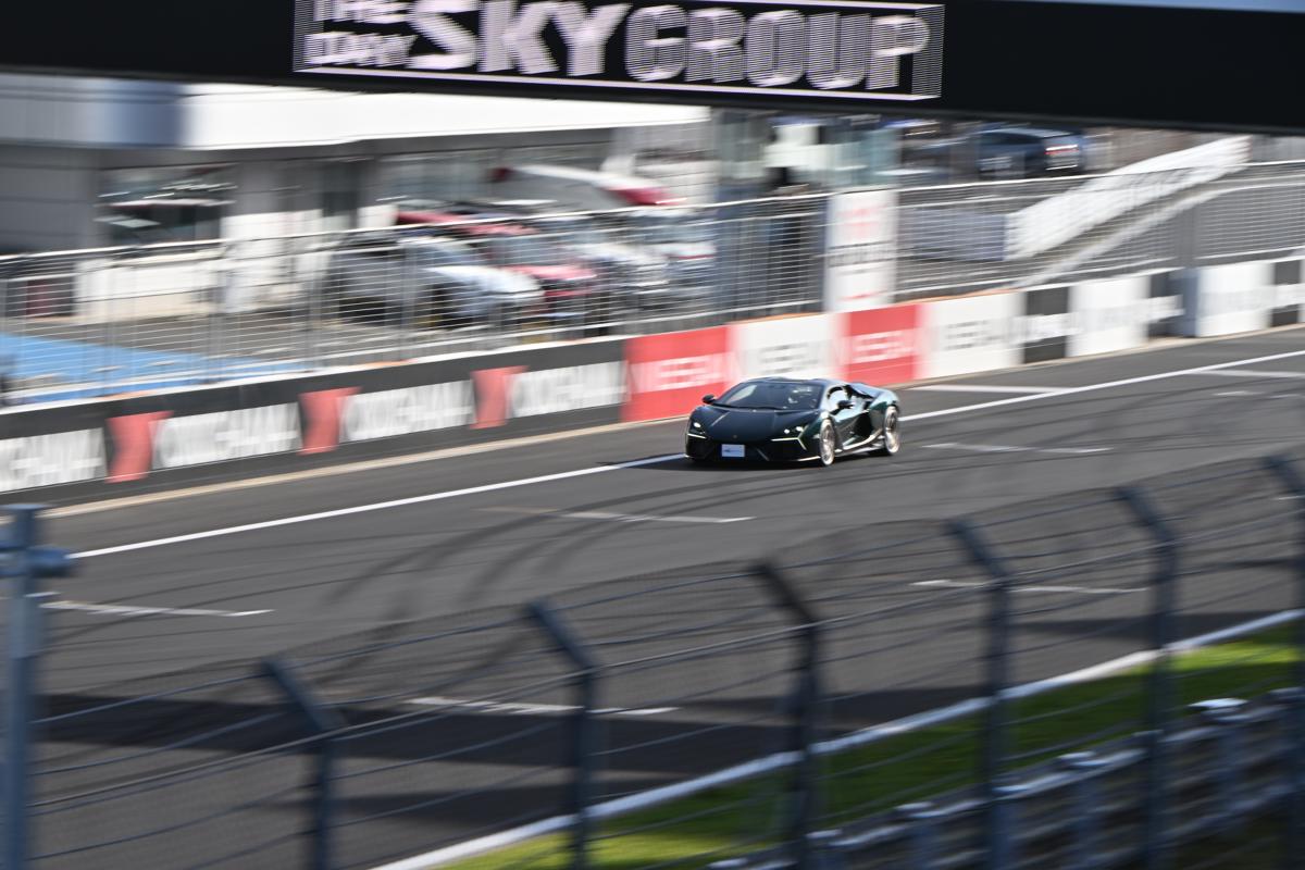 1/15〜1/30秒の低速シャッター設定により、路面や背景が美しく流れるモータースポーツ写真