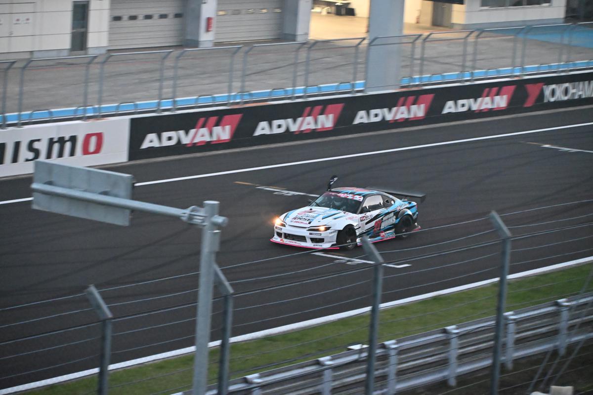 富士スピードウェイのコース上で、シルビアの走行写真。