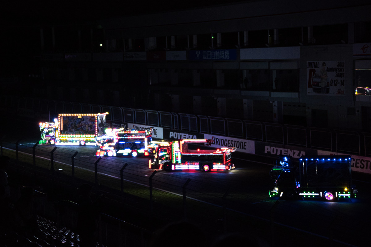 色とりどりの派手な電飾を纏って並ぶ複数のデコトラの幻想的な輝き