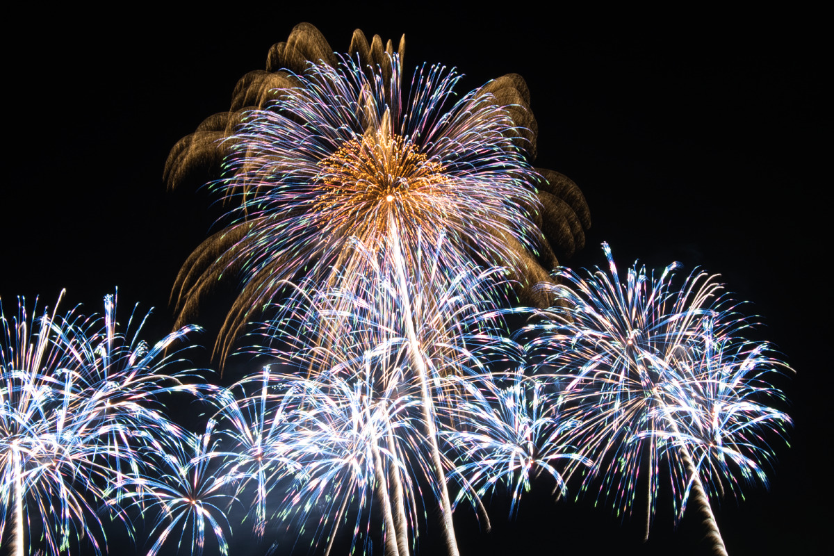 画面中央で激しく火花が散り、青白い光が幾重にも重なる大迫力の花火の瞬間