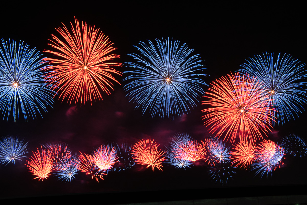 赤と青、対照的な二色の大きな花火が交互に夜空を埋め尽くす色彩豊かなフィナーレ