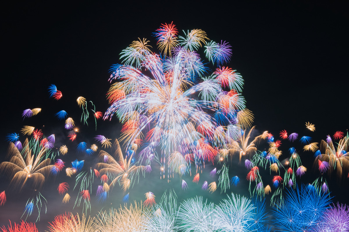 Z50IIが捉えた最高の一枚。夜空全体が暖色と寒色の光で満たされた、圧倒的なスケールの富士花火