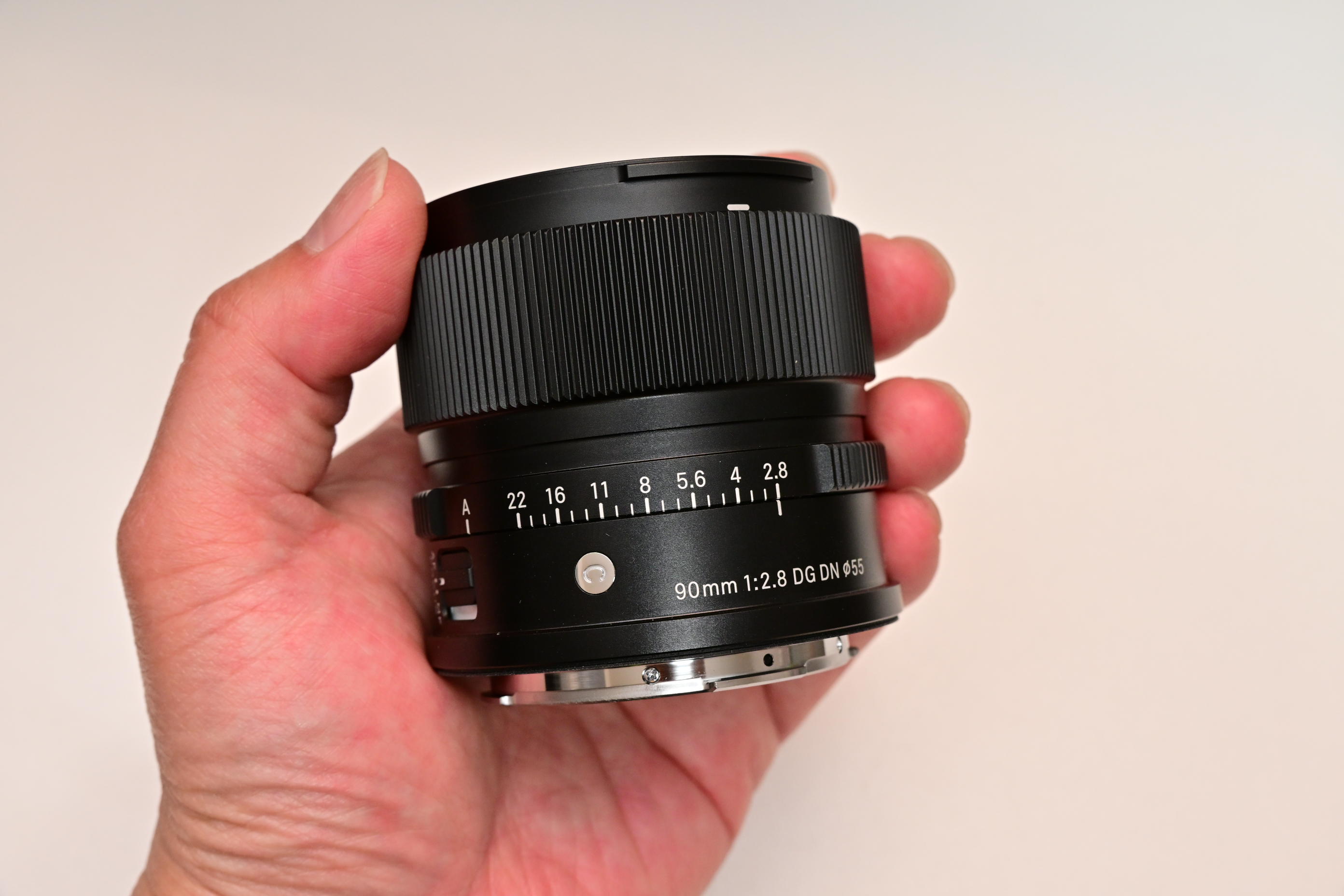 SIGMA 90mm F2.8 DG DN を手に持ったサイズ感