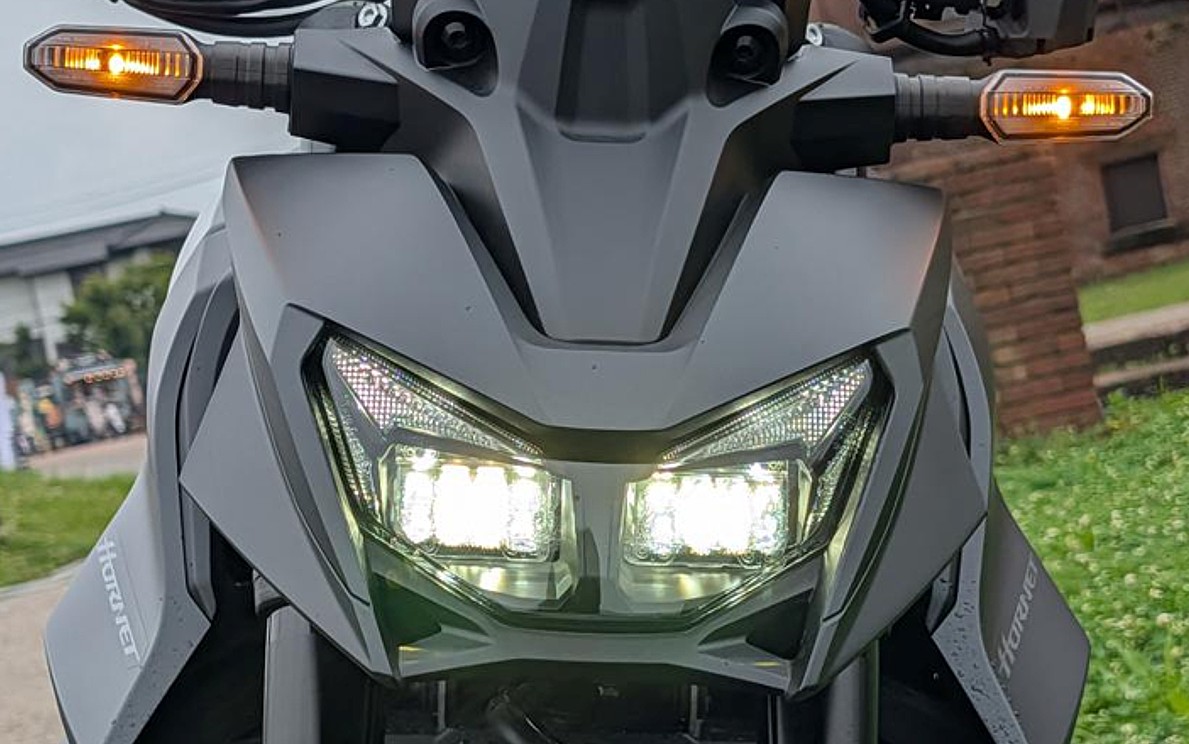 HORNET750 ハイビーム点灯