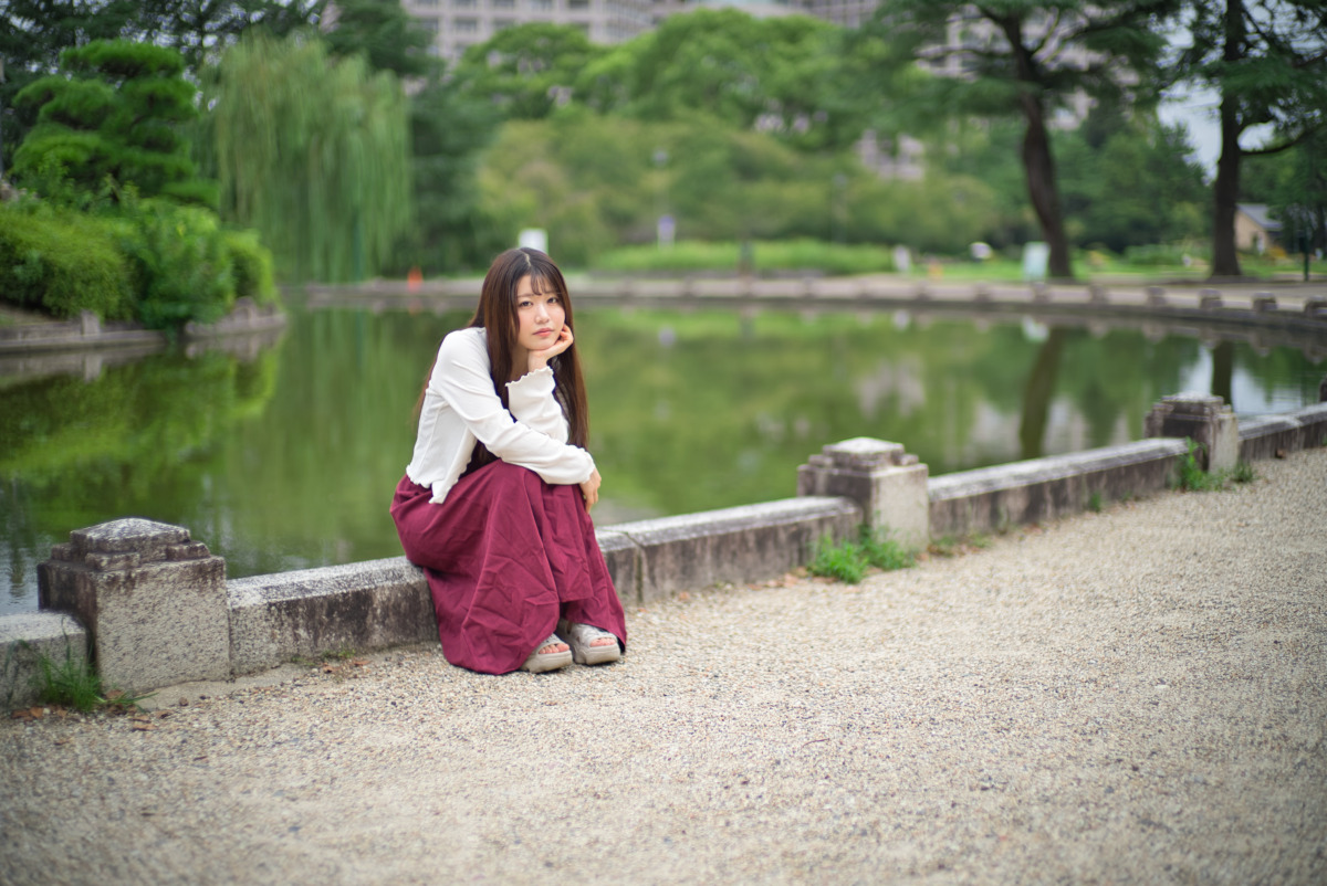 池のほとりの引きポートレート比較写真A：開放F1.0