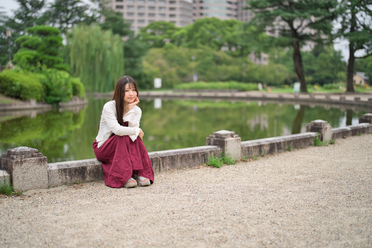 池のほとりの引きポートレート比較写真B：開放F1.2