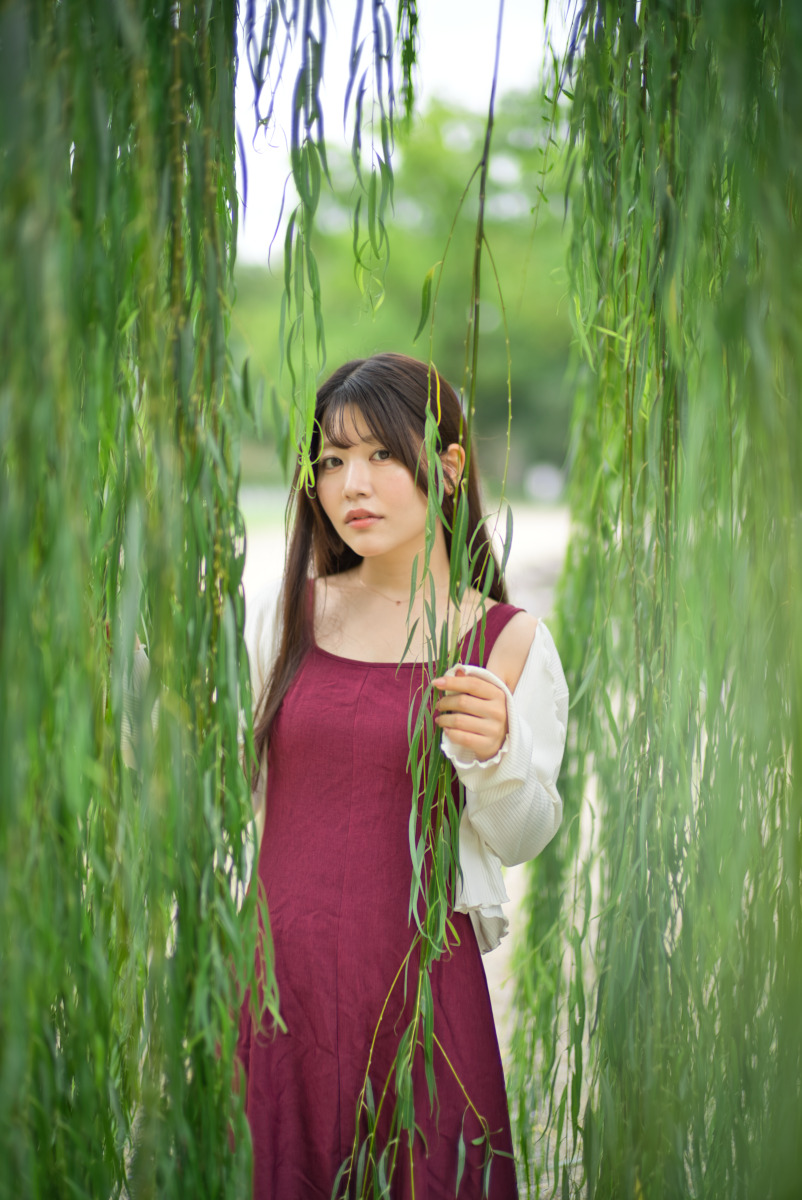 噴水前の引きポートレート比較写真B：開放F1.0