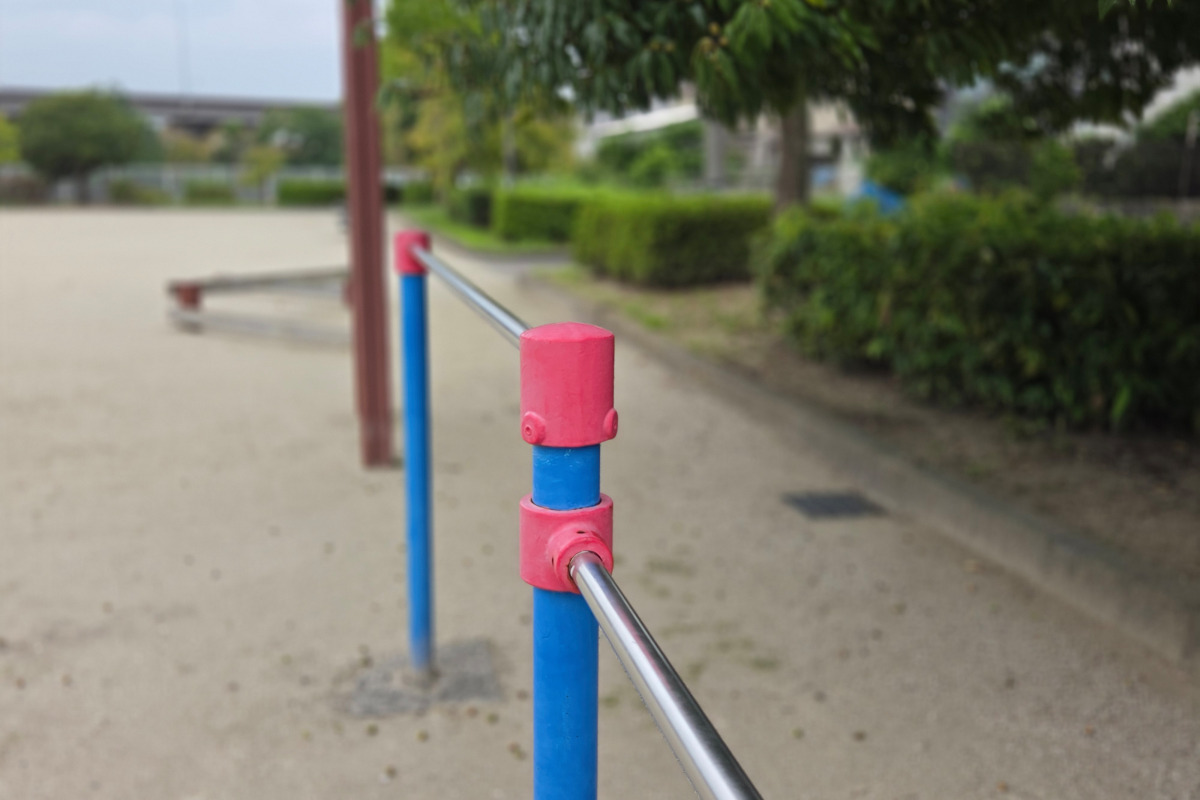 公園の鉄棒スナップ比較写真A：Galaxy S26