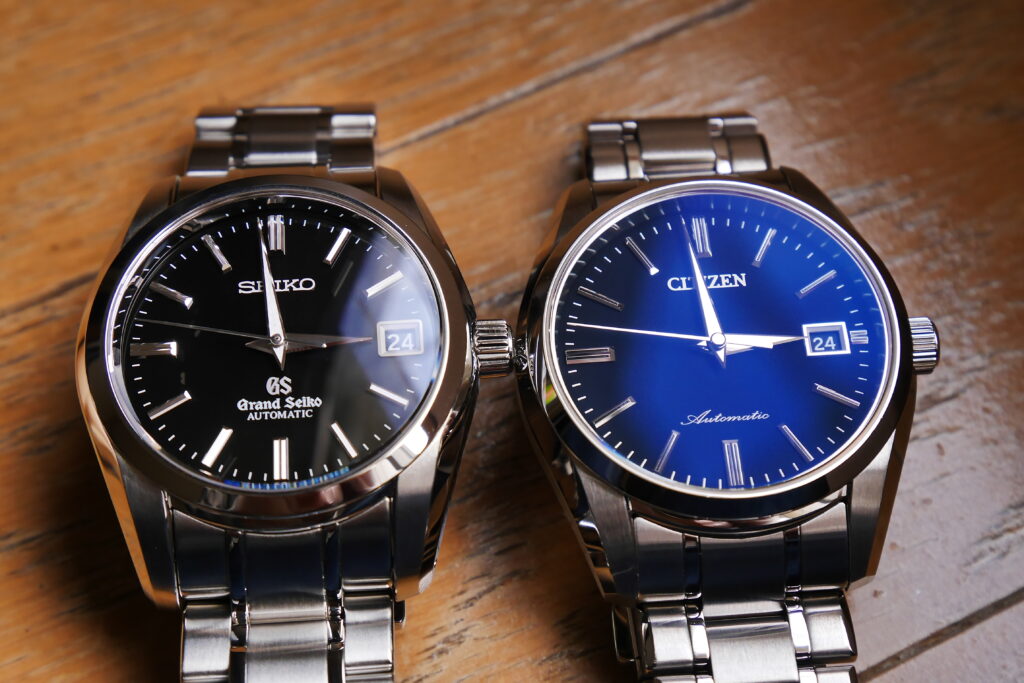 ガラスの質感も計算に入れたGS（左）と反射光を軽減するザ・シチズン（右）