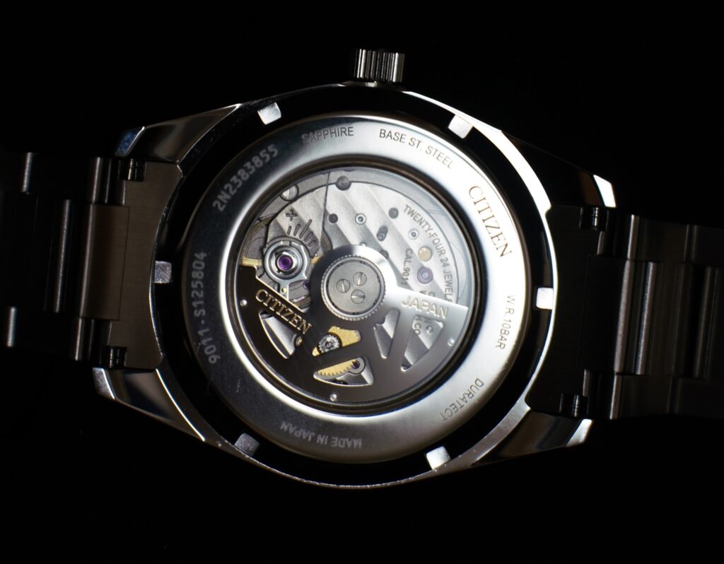 裏蓋から見えるムーブメント。緻密なメカニズムが時を刻む様子を楽しめます。