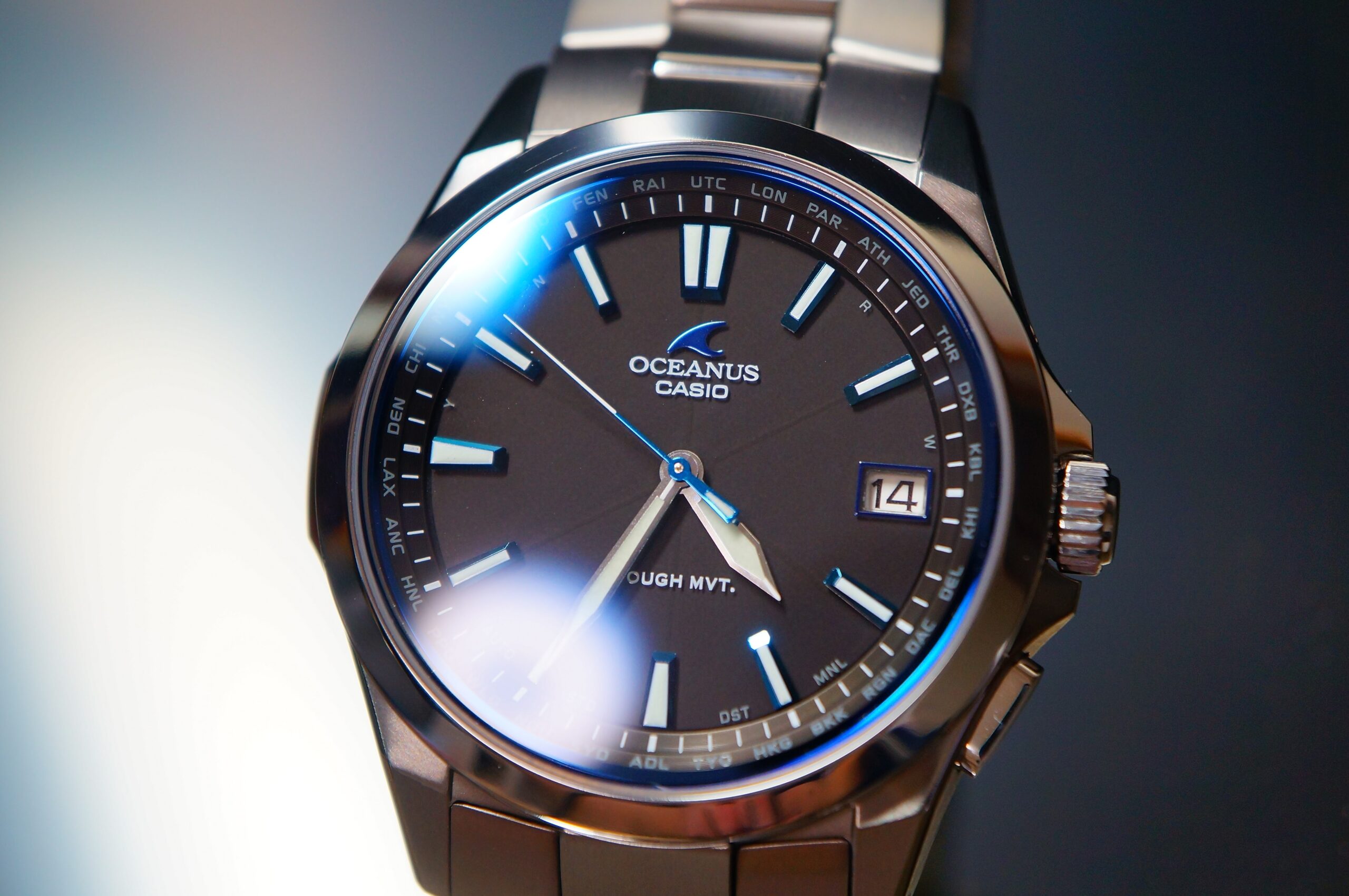 オシアナスブルーを象徴する針と、歪みのないインデックスが整然と並ぶカシオ OCW-S100-1AJFの接写写真
