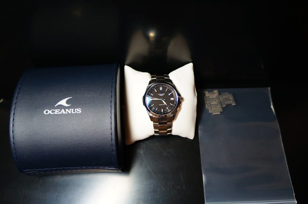 単なる実用時計の枠を超え、ブランドの矜持を持って届けられる上質な専用ボックスと付属品の一式。