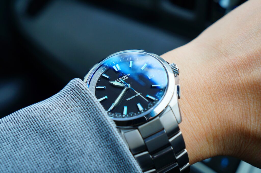 袖口への収まりが良く、チタンによる軽快な装着感はデスクワークのストレスを最小化します。