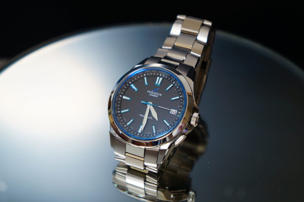 シンプルな造形の中に、チタン素材の質感が凝縮されたOCW-S100-1AJFの全体像