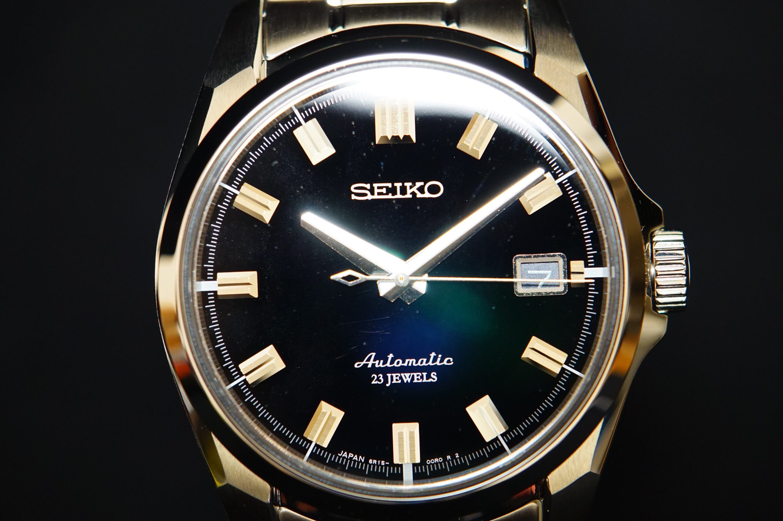 鋭いエッジと太い針、インデックスの輝きが際立つセイコーの腕時計「SARB021」の文字盤アップ