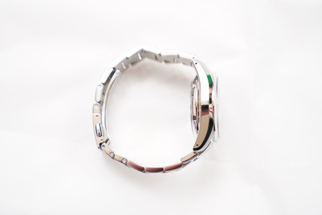 光を反射し、立体感を際立たせるケースサイド。