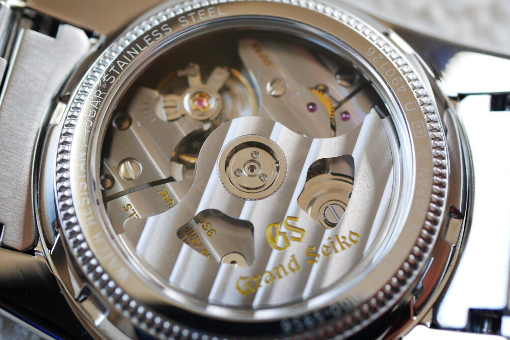 シースルーバックから見える整然と時を刻む、美しき9Sメカニカル。