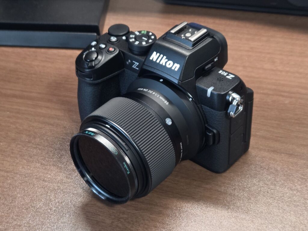 SIGMA 56mm F1.4にPLフィルターを取り付けた状態。