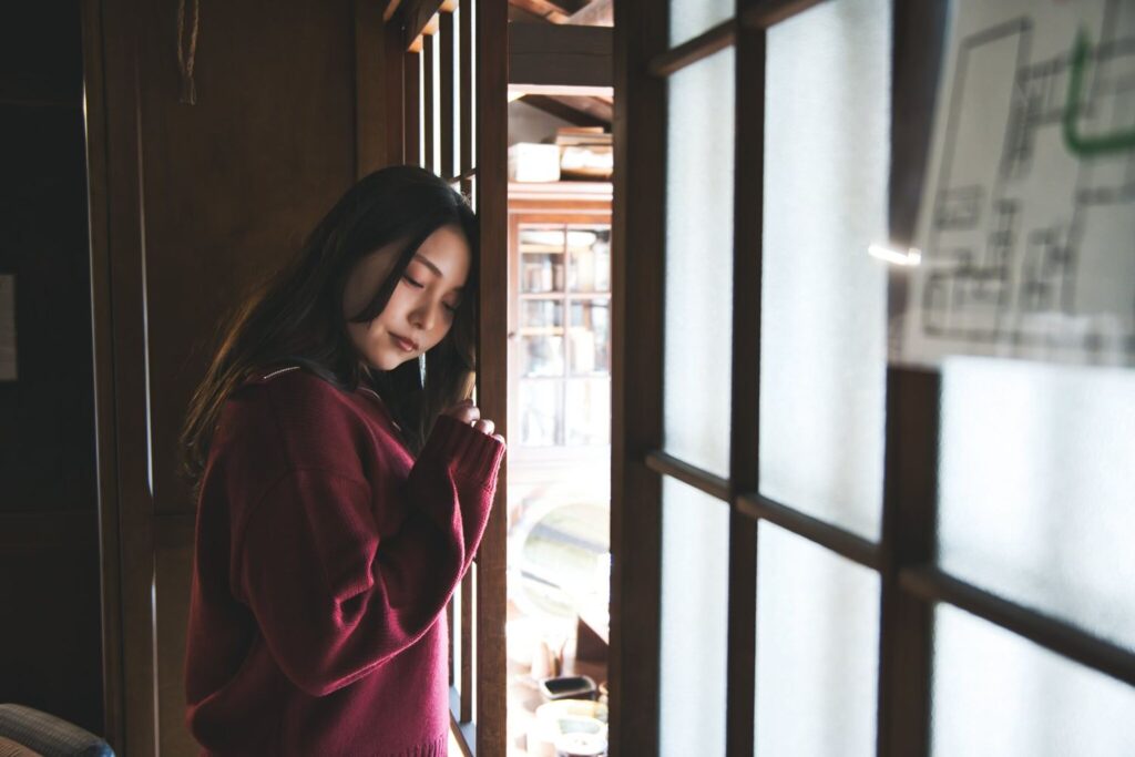 瞳AFが苦手とする薄暗い古民家で影が顔に深く落ちる難しいライティングですが、Z50IIの瞳AFは迷うことなく視線を捉え続けてくれました。