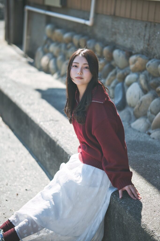 常滑市の遊歩道で、全身と表情を捉えた花咲ゆいなさんの写真