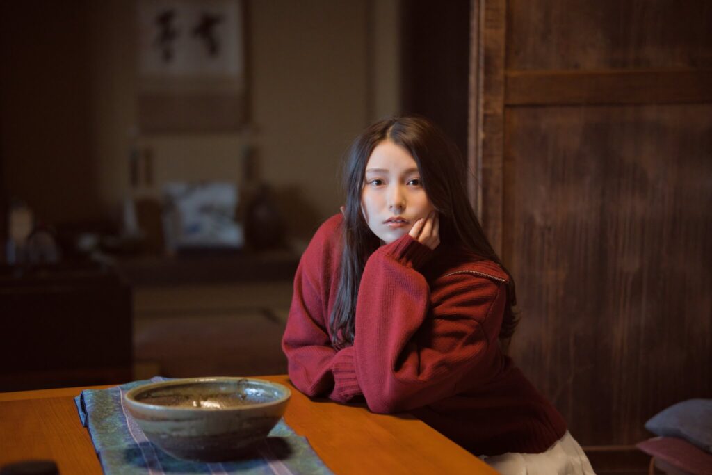 古民家の縁側や障子越しのサイド光で照らされる、赤いニット姿の花咲ゆいなさん