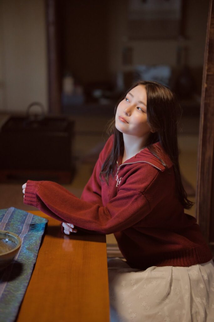 古民家の縁側や障子越しのサイド光で照らされる、赤いニット姿の花咲ゆいなさん