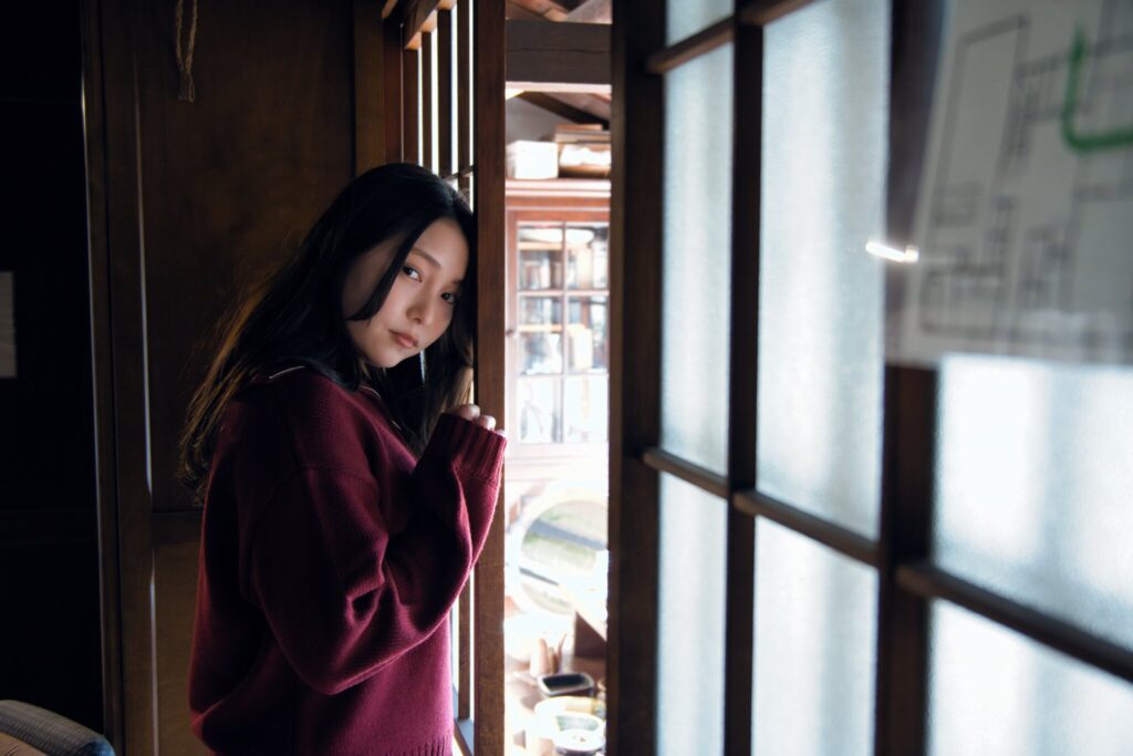 古民家の縁側や障子越しのサイド光で照らされる、赤いニット姿の花咲ゆいなさん