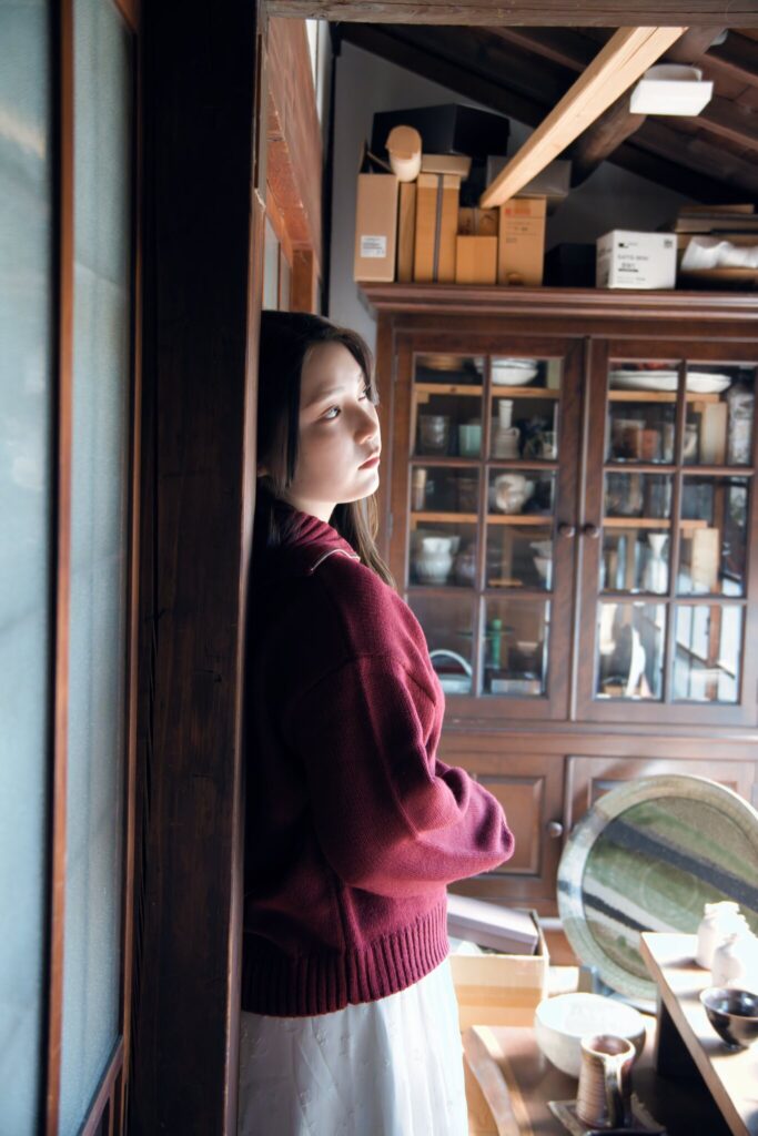 古民家の室内で、柱に寄りかかり物憂げな表情を見せる花咲ゆいなさんのカット