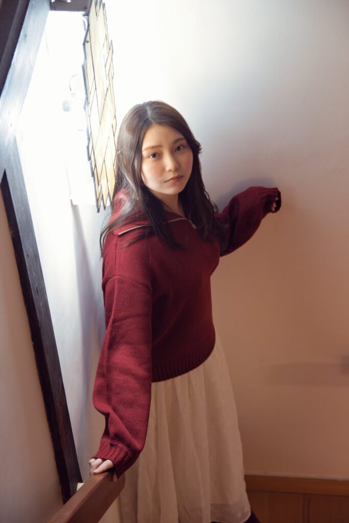 古民家の窓際で光と影が交差する中に立つ、花咲ゆいなさんのポートレート