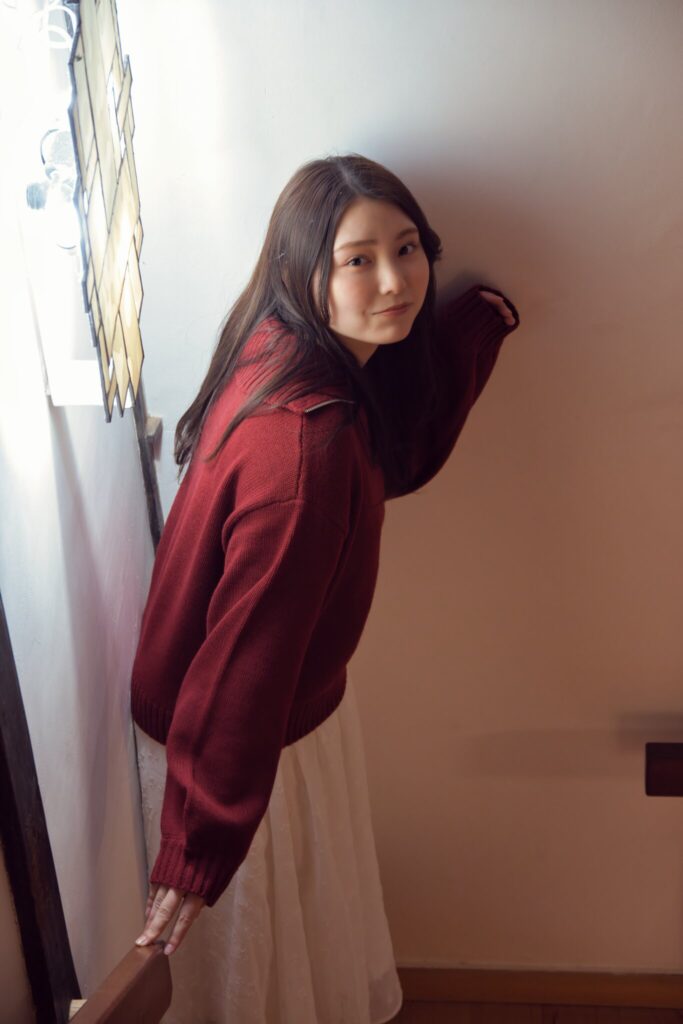 古民家の窓際で光と影が交差する中に立つ、花咲ゆいなさんのポートレート