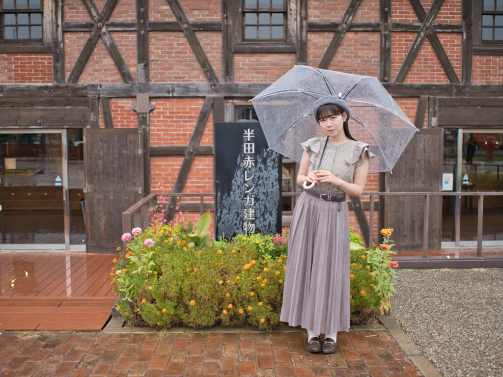 雨の日の外光を利用し、レンガの質感とゆめのさんの笑顔を捉えたポートレート。LUMIX G100Dの「撮って出し」の底力。