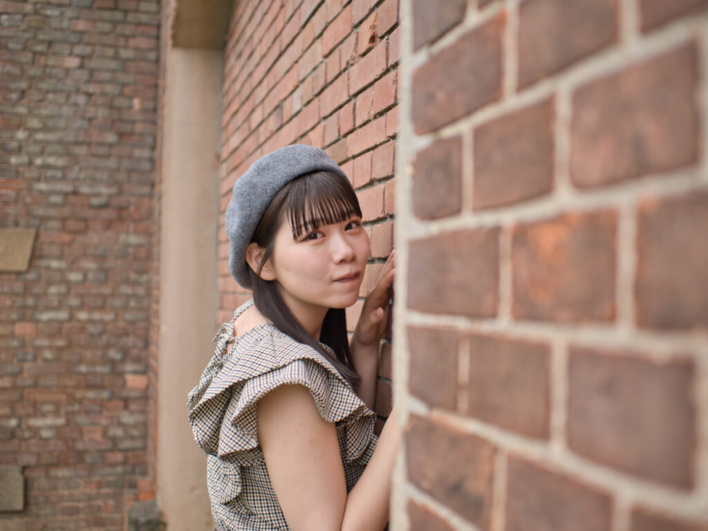 雨上がりのレンガの質感とゆめのさんの笑顔を捉えたポートレート。LUMIX G100Dの「撮って出し」の底力。