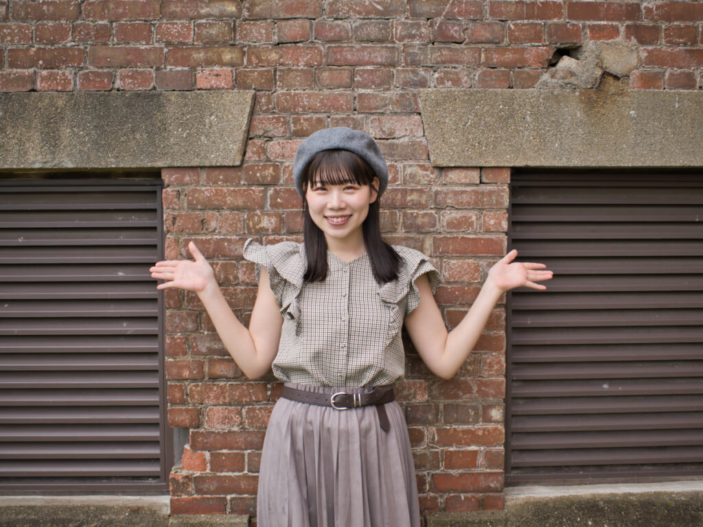 雨上がりのレンガの質感とゆめのさんの笑顔を捉えたポートレート。LUMIX G100Dの「撮って出し」の底力。