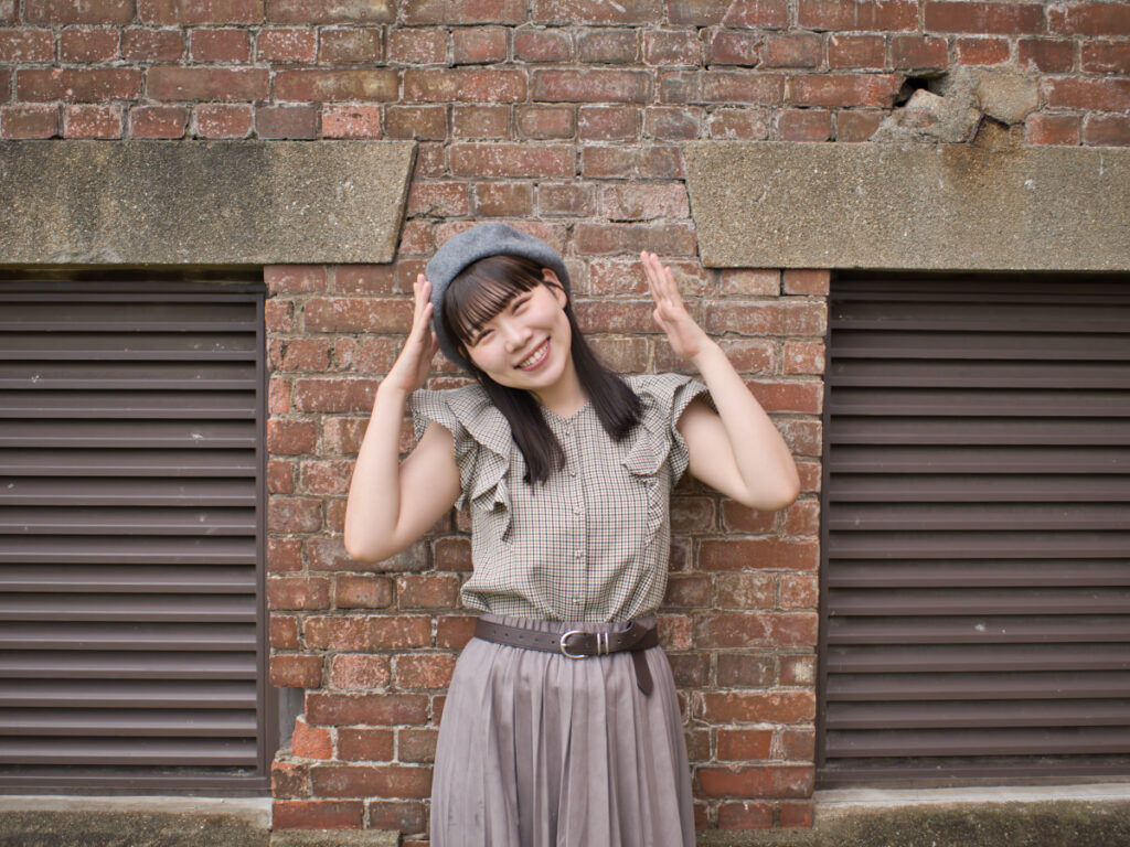 雨上がりのレンガの質感とゆめのさんの笑顔を捉えたポートレート。LUMIX G100Dの「撮って出し」の底力。