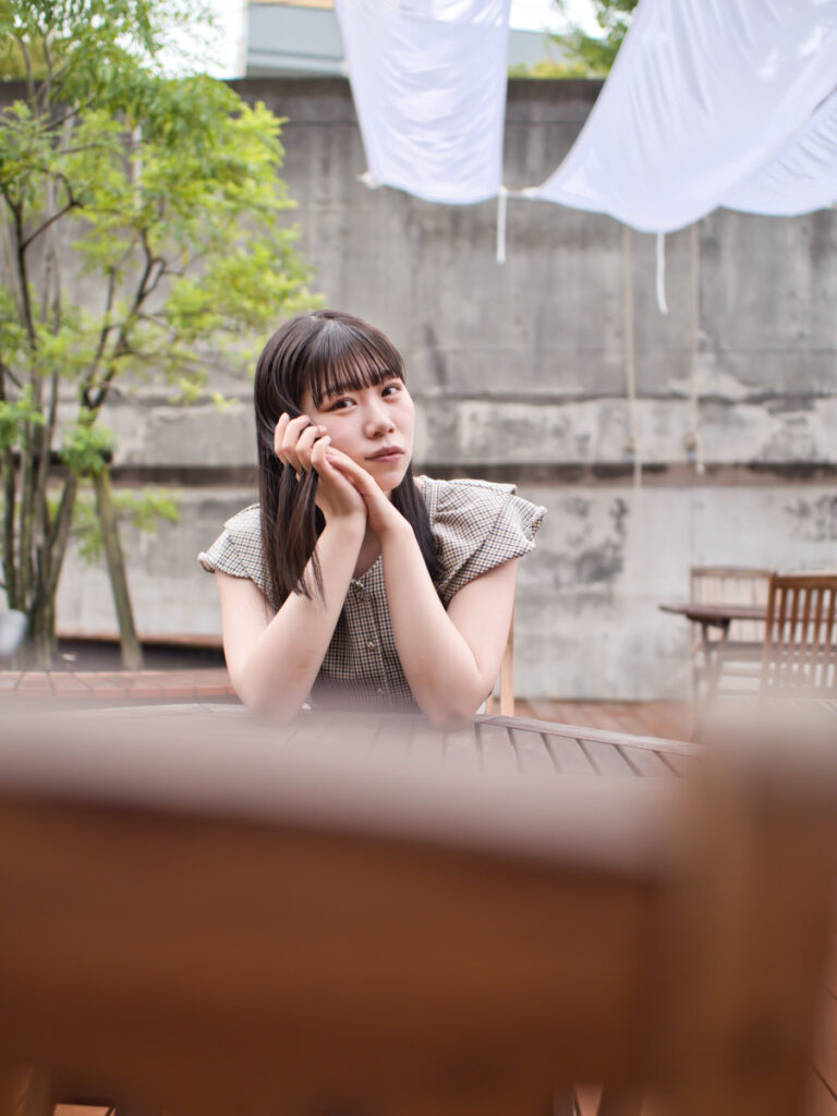 椅子の前ボケと、ゆめのさんを捉えたポートレート。LUMIX G100Dの「撮って出し」の底力。