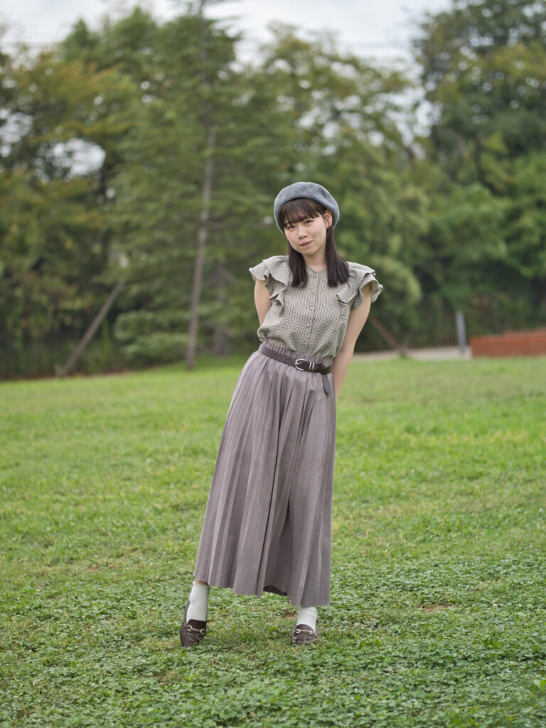 草むらに立つ、ゆめのさんのポートレート。F1.4の明るさが生む、立体感のある描写。