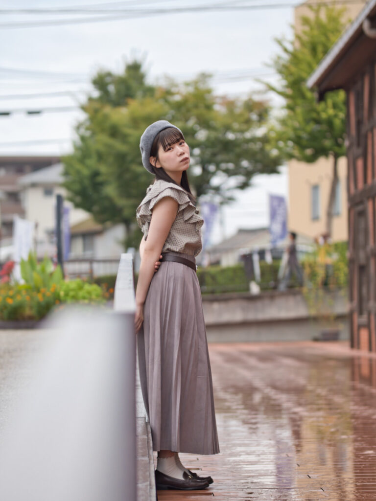 前ボケのバーが視線を誘導し、ゆめのさんの表情へと自然に目が行く構図。中望遠レンズならではの、とろけるようなボケ味。