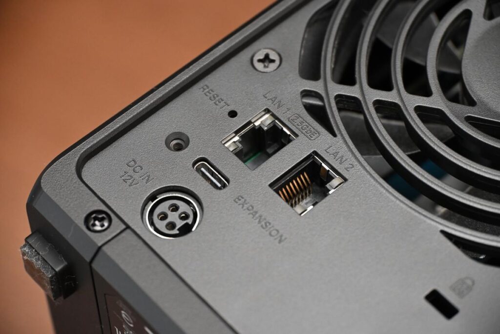 高性能機の証、高速な2.5GbEポートを搭載。RAWデータの快適なセレクト作業を支える。さらに、将来的な容量拡張を可能にするeSATAポートも備えている。