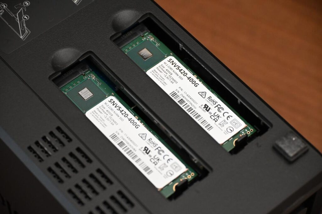 DS725+は、2基のM.2 NVMeスロットによる高速な読み書き（最大276/224 MB/秒）に対応しており、HDD特有のもたつきを根本から解消してくれます。