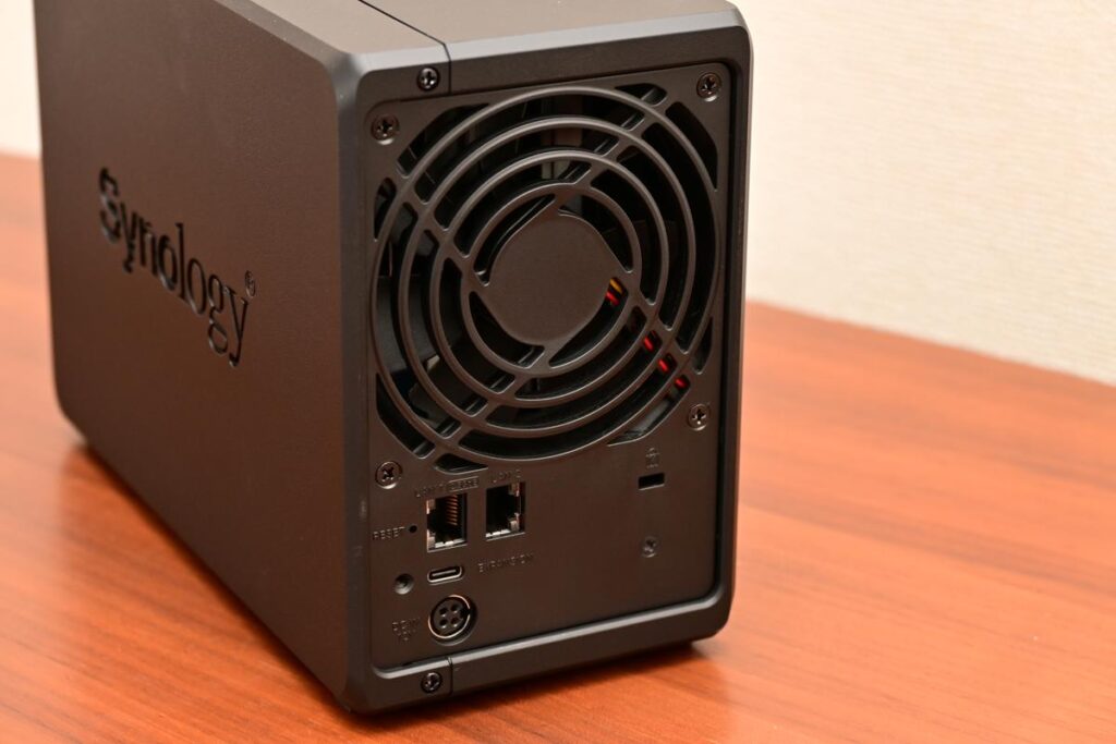 高性能機の証、高速な2.5GbEポートを2基搭載。RAWデータの快適なセレクト作業を支える。さらに、将来的な容量拡張を可能にするeSATAポートも備えている。