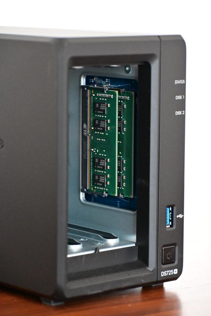 推奨される純正メモリ（D4NS01-4G）を2枚追加。計8GBへ拡張することで、システム全体の安定性と高速性を確保。