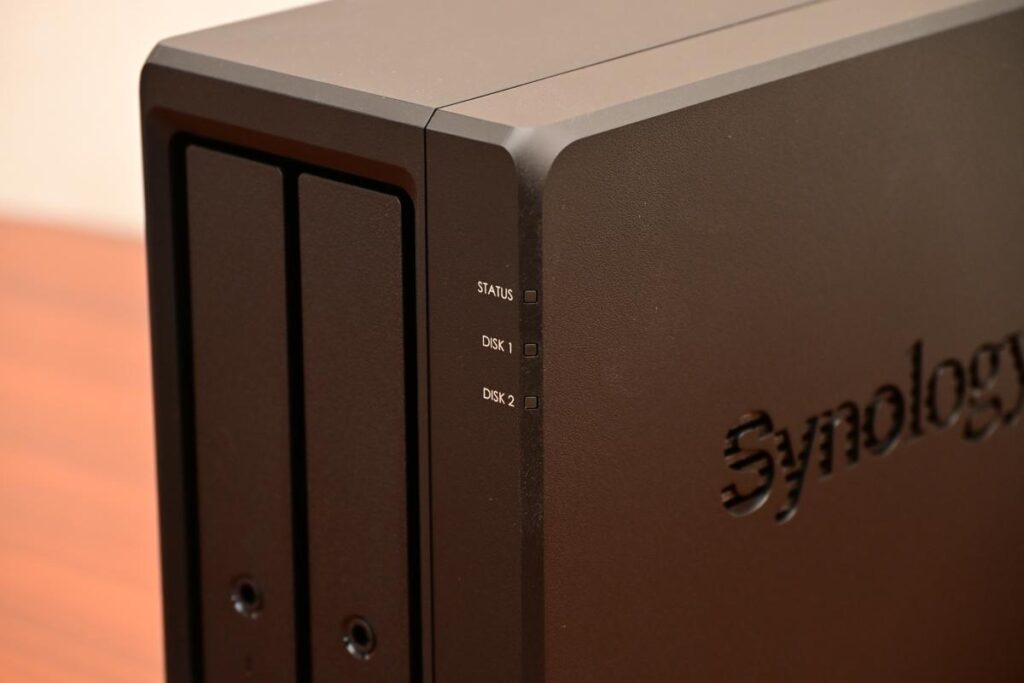 HDD2基を搭載できる為、インジケーターもSTATUSとDISK1,2があります。