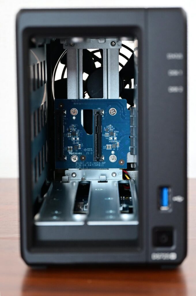 最大2基のHDDを装着できる内部スロット。2本のドライブに同じ内容を同時に書き込むことで、万が一の故障から25年分の資産を守り抜く、二重化運用の要となる。