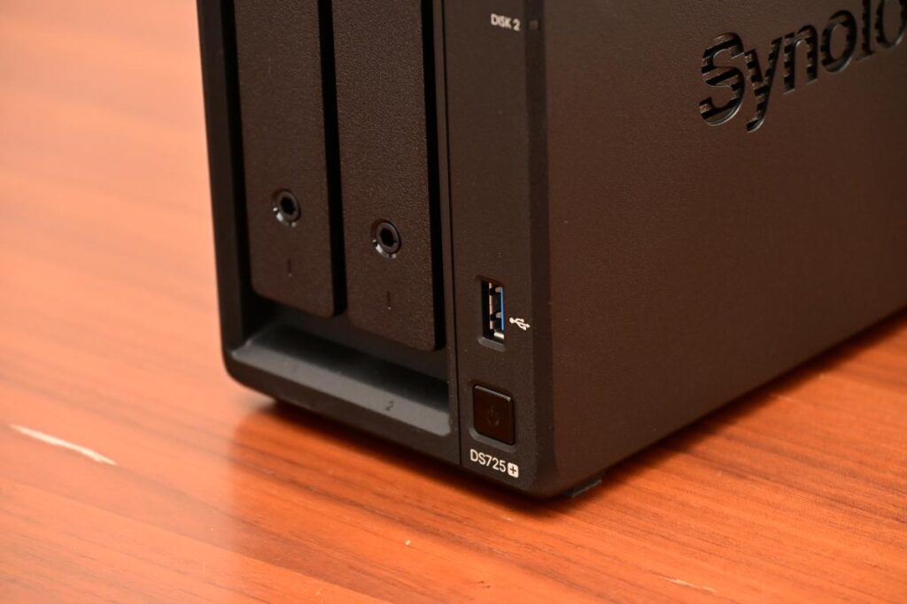 下部にはUSBポートと、電源ON/OFFボタン。