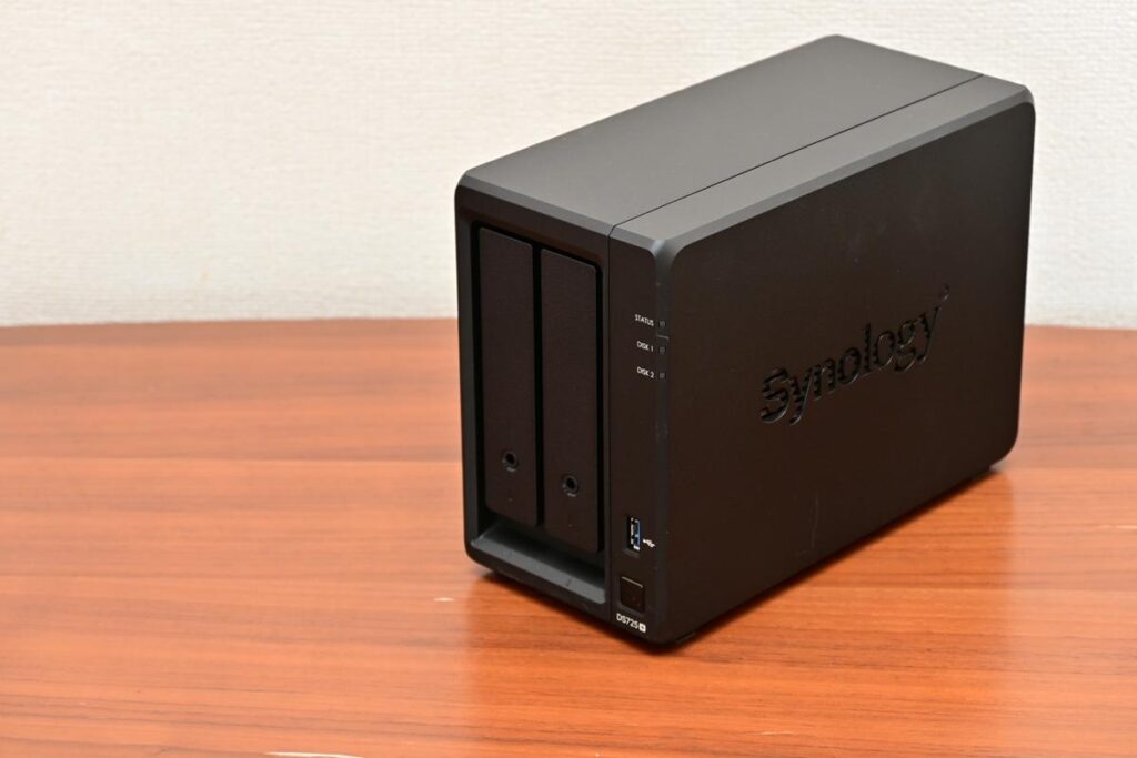 洗練された黒い筐体が、デスク環境に馴染む。Synologyの最新NAS「DiskStation DS725+」の全体像。この一台に、私の25年分の資産が集約される。