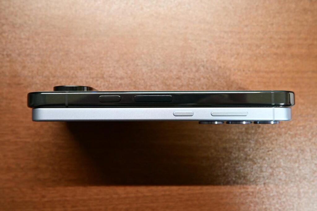 下に白いGalaxy S25、上に黒いPixel 10 Pro（Obsidian）を並べた側面比較写真。