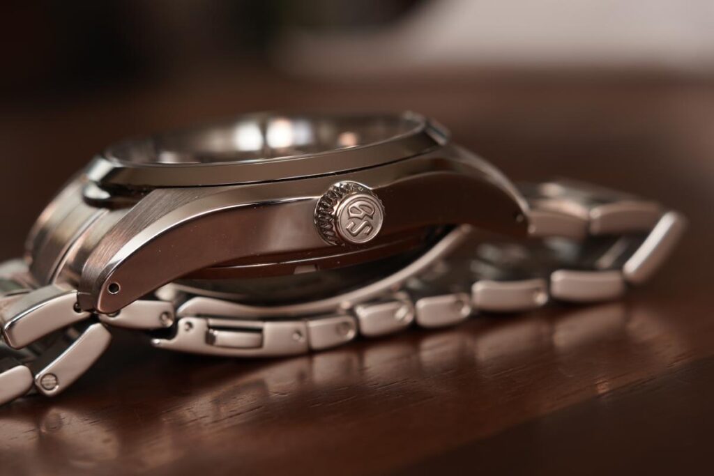 グランドセイコー SBGA203のケースサイドとブレスレットの接合部。ザラツ研磨による歪みのない鏡面仕上げと、面の切り替わりの美しさ。