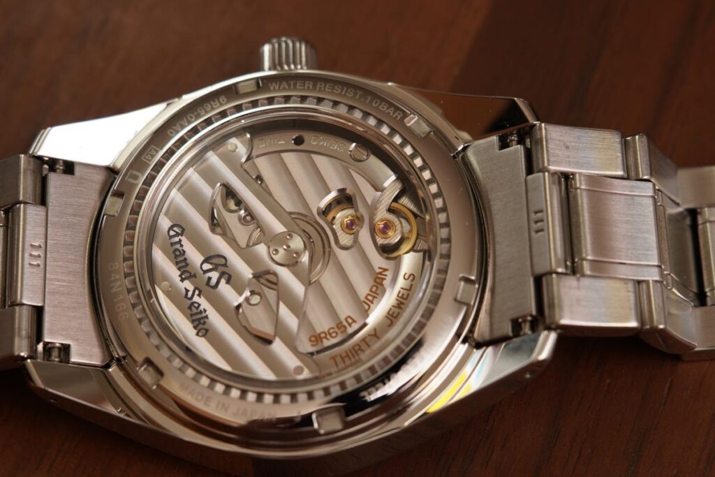 グランドセイコー SBGA203のシースルーバックから見える、一方向に連続回転する独自の9R65スプリングドライブムーブメントの仕組み。