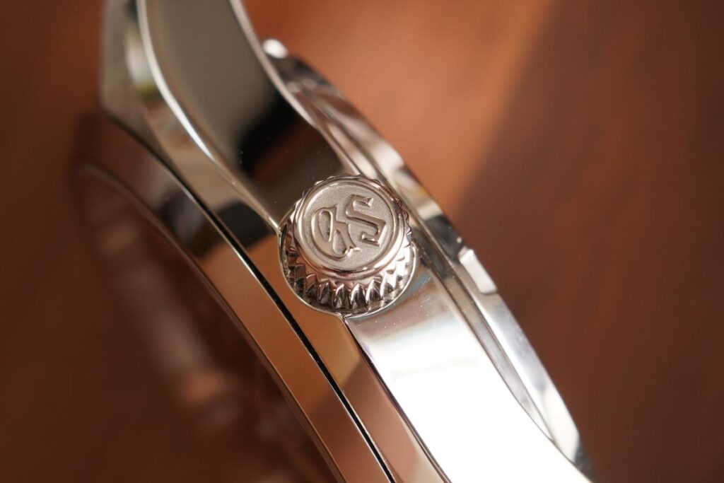 グランドセイコー SBGA203のリューズ側ケースサイド。ザラツ研磨が施された美しい面と、GSロゴが刻印されたリューズ。